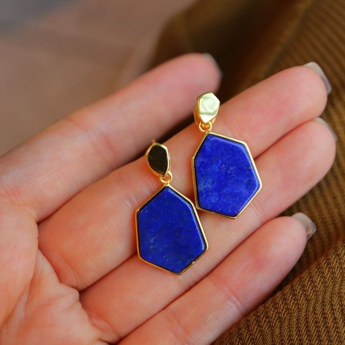 Vintage geïnspireerde natuurlijke oceaanblauwe Lapis Lazuli hexagon drop oorbellen - Goud vermeil -AAAA Kwaliteit