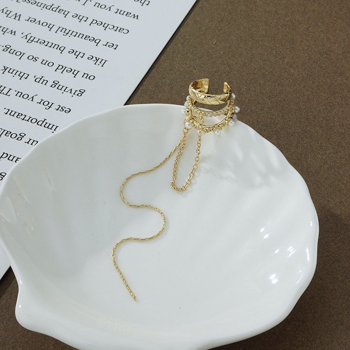 Vrouwelijke Oormanchet met elegante lijn samenspel met ketting/parels - Goud of zilver