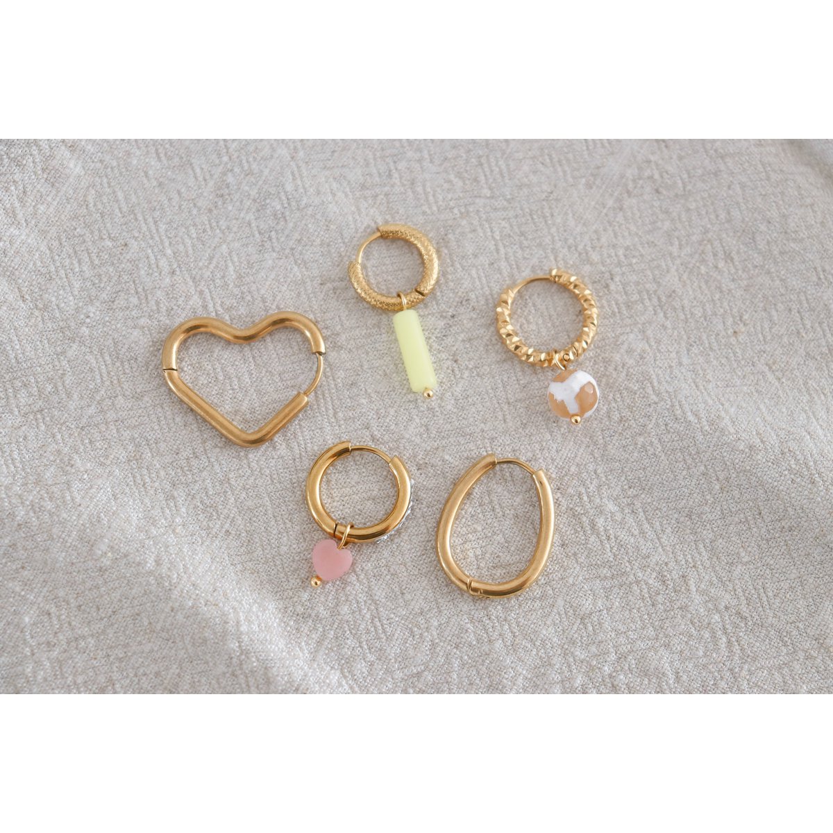 Betoverende Roze Opal Hart & Diamant Oorbellen - Goud